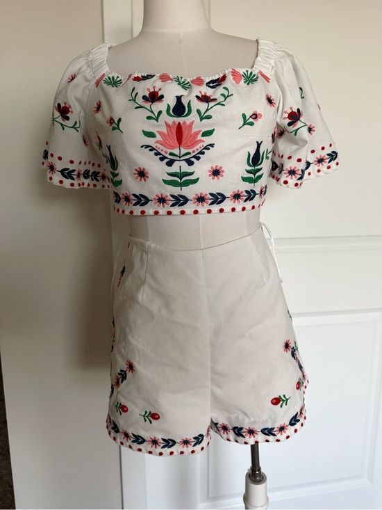 MABLE Pants - MARBLE White Embroidered Floral Crop Top & High-Waist Shorts Set